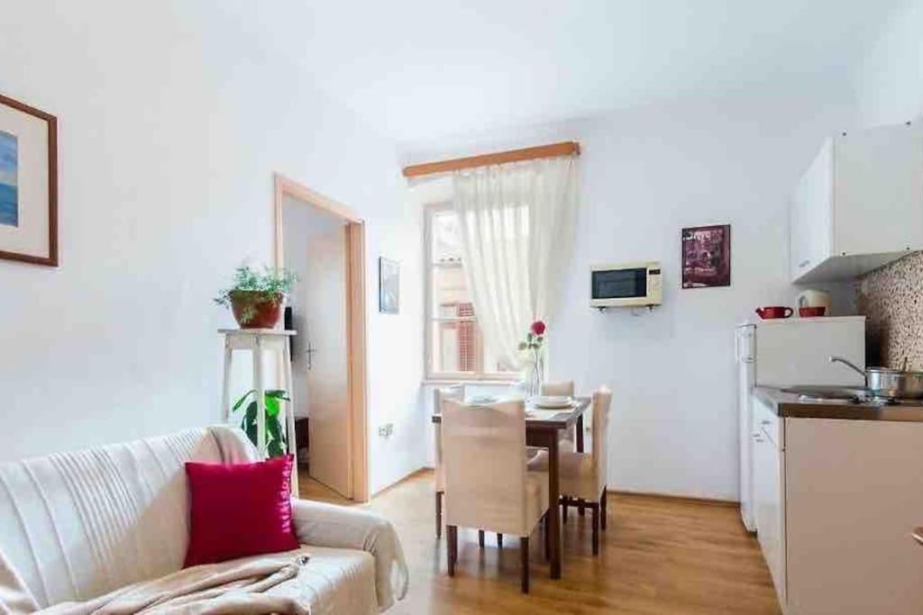 Vintage Pula Apartment Luaran gambar